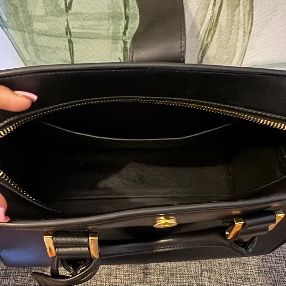 Saint Laurent Black Leather Strap with Gold Hardware - Picture 4 of 5